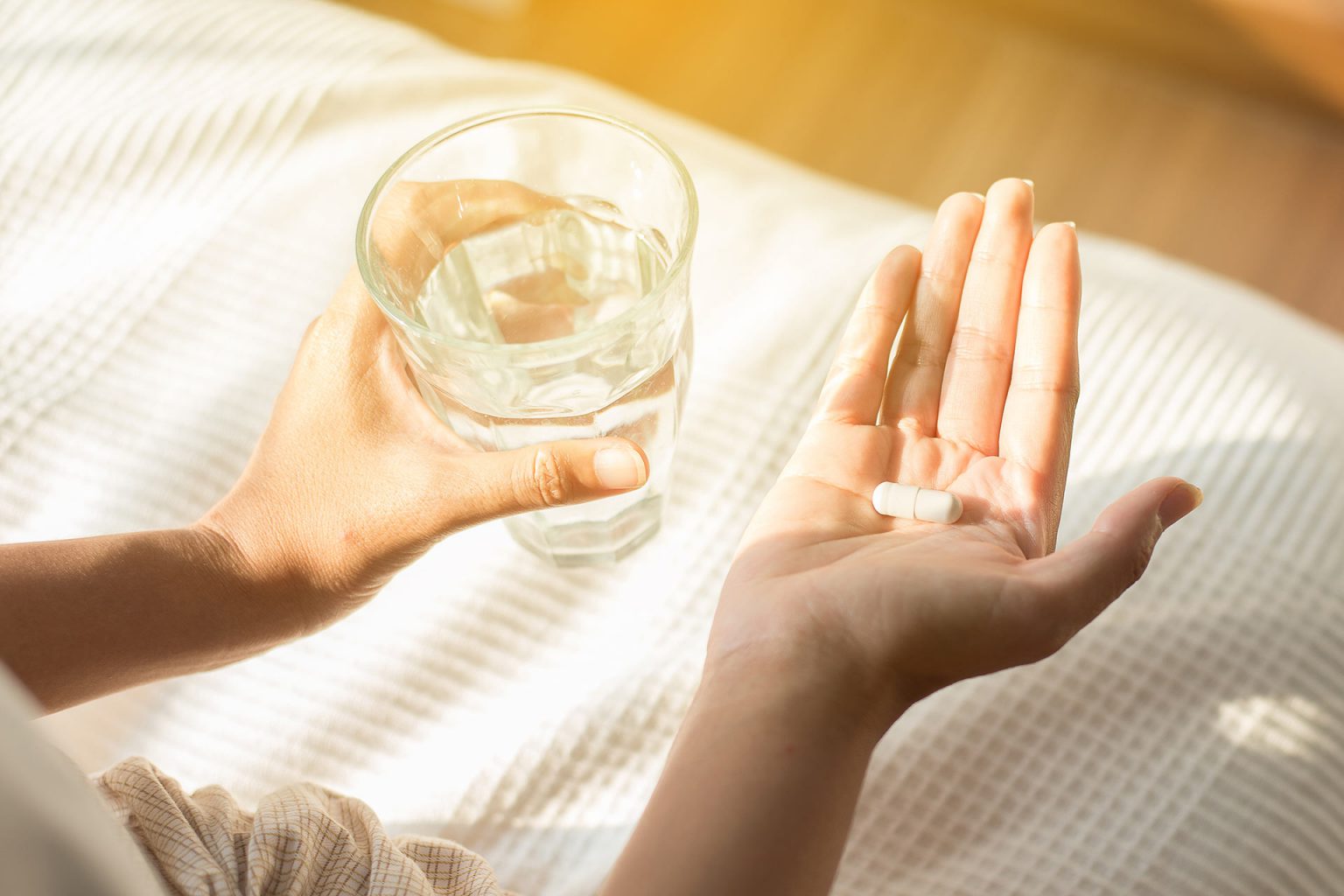 Cosa bere con gli integratori per un migliore assorbimento, secondo un farmacista